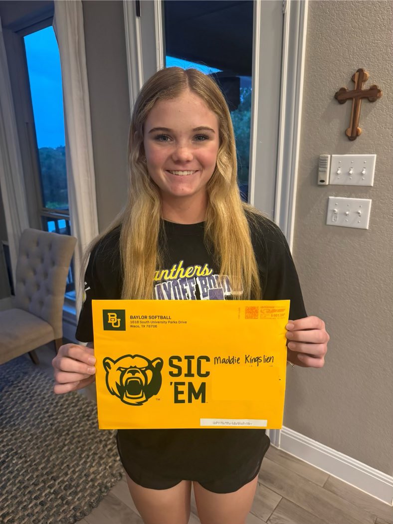 Maddiekings2026's tweet photo. Thank you so much @BaylorSoftball for the mail!!! Can’t wait for camp this summer!! #SicEm @BUMoore @JohniganSteve @coach_diaz22 @TreyHoldbrook @BuzzCentex https://t.co/mhxIBYqY1g