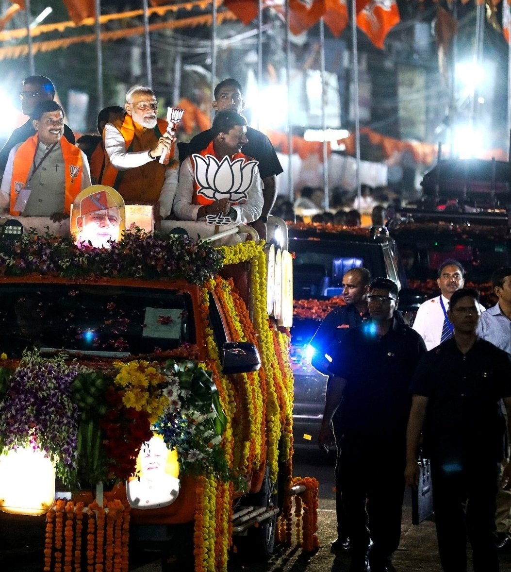 Sushant_Kaushal's tweet photo. Random video calls within 2hrs by 2 friends, one for darshan of Shri Ram Mandir Ayodhya, One for Darshan at #Mahakal, while PM @narendramodi ji was in my Hometown Bhopal &amp; it was a beautiful full moon night. So grateful for the Darshan yesterday. 24th April was such a divine day. https://t.co/cDprAH5vFZ
