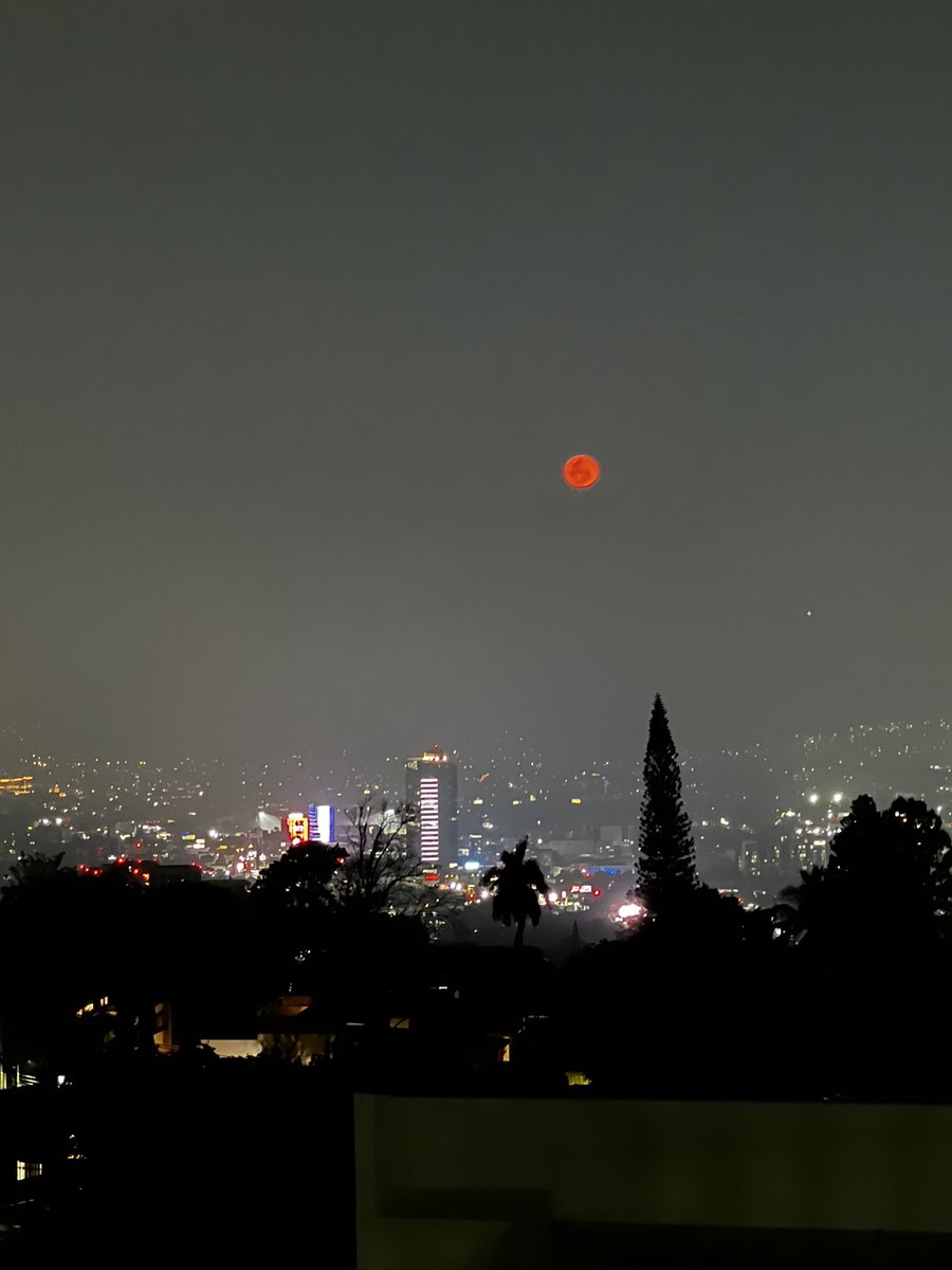 Luna roja sobre #SanSalvador #ClimaSV