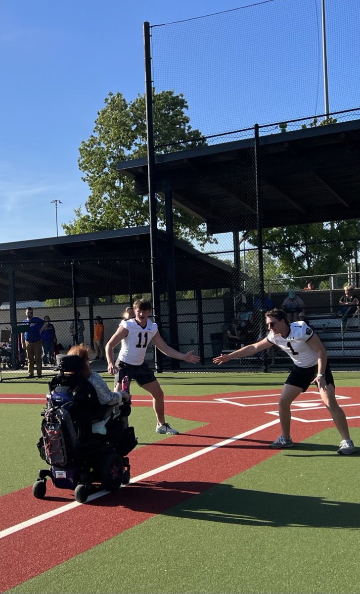 CullmanFB's tweet photo. We had another amazing night at the Cullman Miracle League! The defensive guys had a blast! https://t.co/kwQOZeU5fP