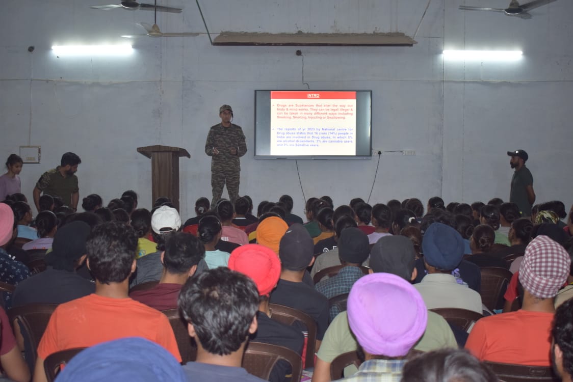 #InServiceOfTheNation #SayNoToDrugs #DeepStrikersDivision conducted an #AntiDrugCampaign for the youth of #Faridkot and spread awareness on ill effects of drug abuse and to join hands in educating, supporting, and creating a drug-free India. #WeCare #VajraCorps @adgpi