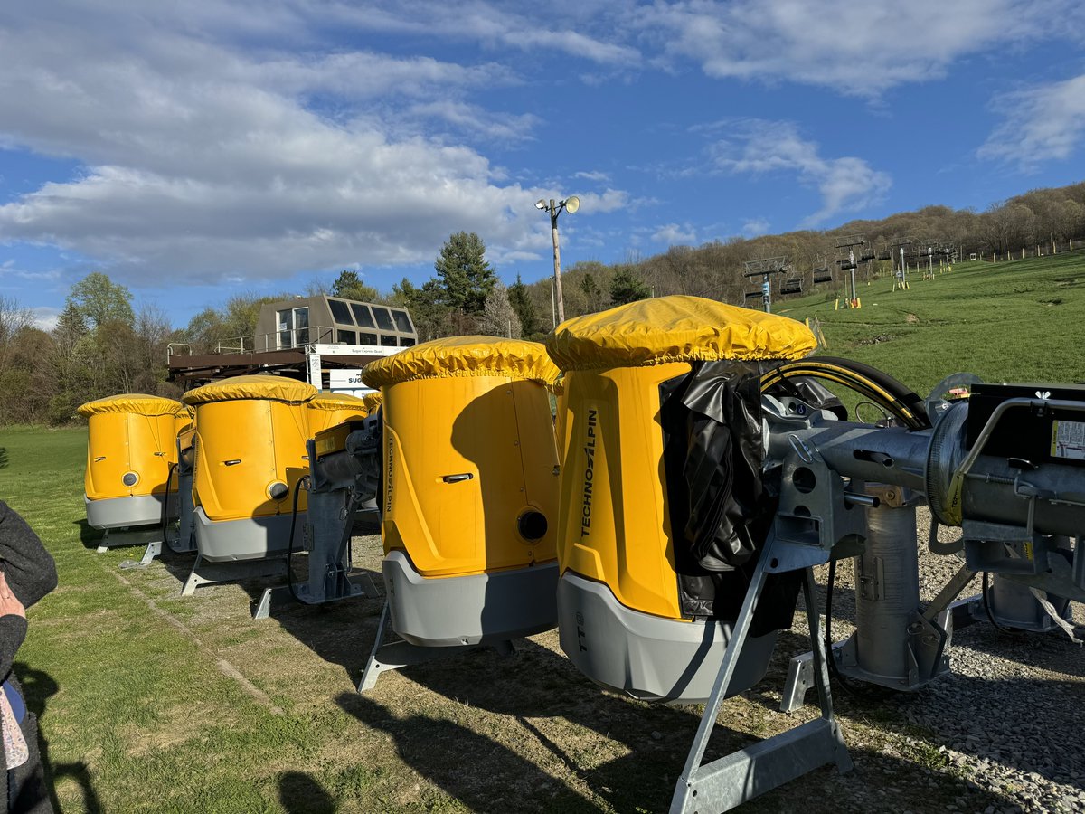 ozskier's tweet photo. Next time you ski on man made snow, remember that these cost $50,000 a piece.
Installation, labor, maintenance, energy, and the work it takes to move and groom the snow they make costs even more.
#ThankASnowmaker https://t.co/bs09OaeGE8