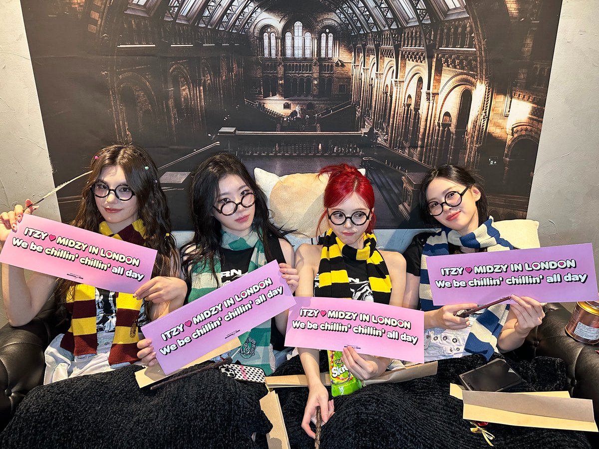 ITZYofficial's tweet photo. ITZY 2ND WORLD TOUR <BORN TO BE> in #LONDON

ITZY💗MIDZY IN LONDON
We be chillin' chillin' all day

#ITZY #MIDZY @ITZYofficial
#ITZY_BORNTOBE 
#ITZY_WORLD_TOUR https://t.co/UiHBSNm0Ri