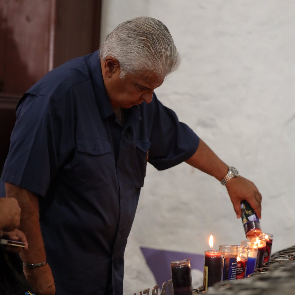 somosrmpa's tweet photo. Mulino visita el Cristo Negro y proyecta un millón de turistas más para en el país.

El candidato presidencial por la alianza de los partidos Realizando Metas y Alianza, José Raúl Mulino, recorrió este miércoles varios puntos de Colón asegurando que la seguridad de estas comunidades será reforzada para que esta provincia pueda capitalizar sus atracciones turísticas de impacto internacional.

Mulino, quien recorrió comunidades como Portobelo donde hizo una parada para venerar al Cristo Negro, indicó que la meta de su gobierno es que Colón pueda atraer la visita de más de un millón de turistas por año.

El candidato presidencial por RM y Alianza destacó que Colón posee una oferta turística con gran potencial, que es la belleza natural del caribe colonense: una ruta envidiable, Costa Arriba y Costa Abajo. «Una ciudad de Colón que volveremos a llamar la tacita de oro del Caribe», manifestó Mulino.

Dijo que su gobierno también está enfocado en resolver el problema de la falta de empleos que se hace más visible en Colón. «Es un tremendo trabajo que tenemos por delante, pero importante es que lo vamos a resolver como ya lo hicimos en el pasado gobierno de Ricardo Martinelli», manifestó Mulino tras concluir el resto que su gira que pasó por Sabanitas y el centro de la ciudad de Colón.

Mulino reconoció que Colón ha sido una provincia olvidada; «pero con un futuro tremendo que lo vamos a poner a brillar desde el primero de julio de este año, creando oportunidades laborales, para los jóvenes, en el sector turístico y portuario».

El candidato agregó que dentro del plan de gobierno llamado «Alianza para Salvar a Panamá» no solo el turismo es un eje estratégico de progreso para Colón y el resto del país, sino también la educación de los jóvenes, el plan de rescate vial, el mayor programa de primer empleo que también beneficiará a los colonenses, entre otros.