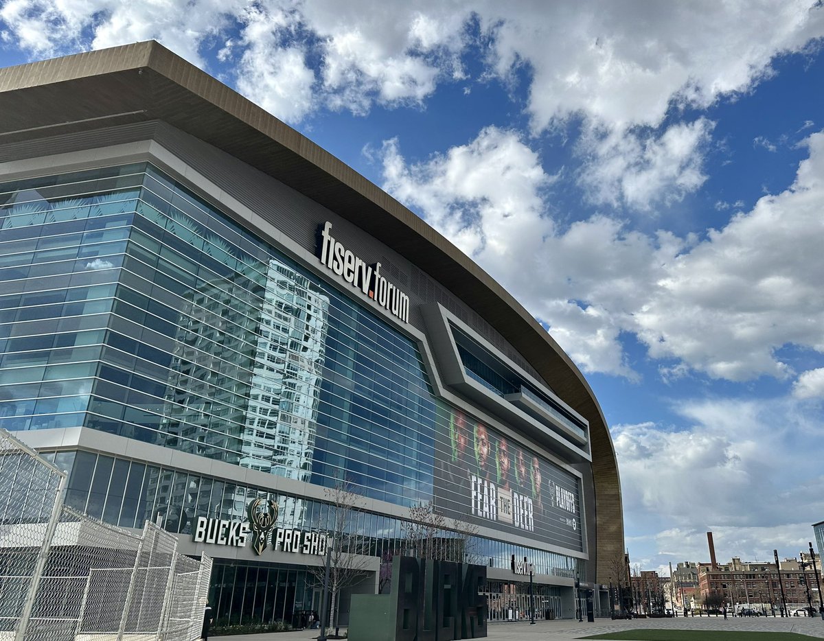 We’ve got your weekend plans covered - join us for a guided tour! Several tour times are available April 26-28. 🏀🎶🎉 Info & 🎟: fiservforum.com/tours