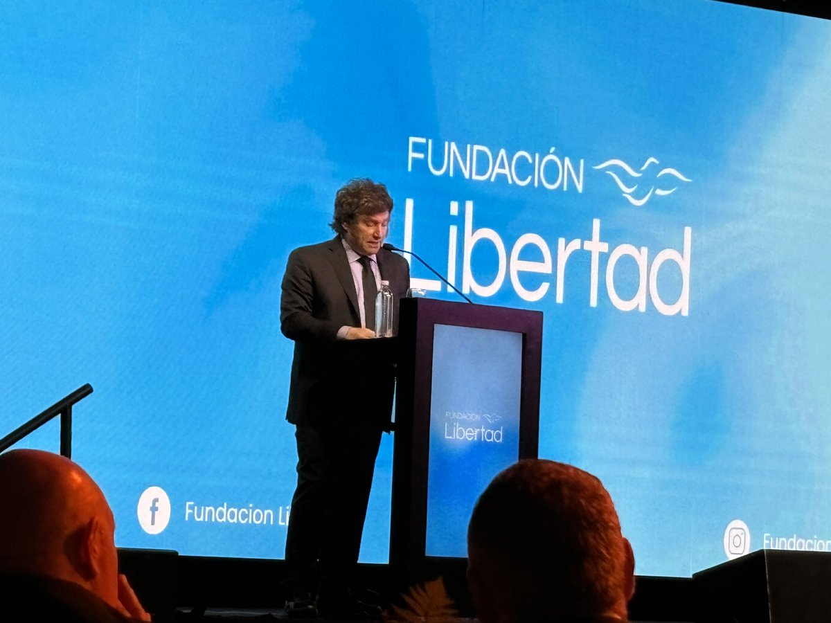 En la cena anual de la Fundación Libertad escuchando una inesperada clase de Economía antinflacionaria a cargo del presidente Javier Milei. @JMilei @flibertad