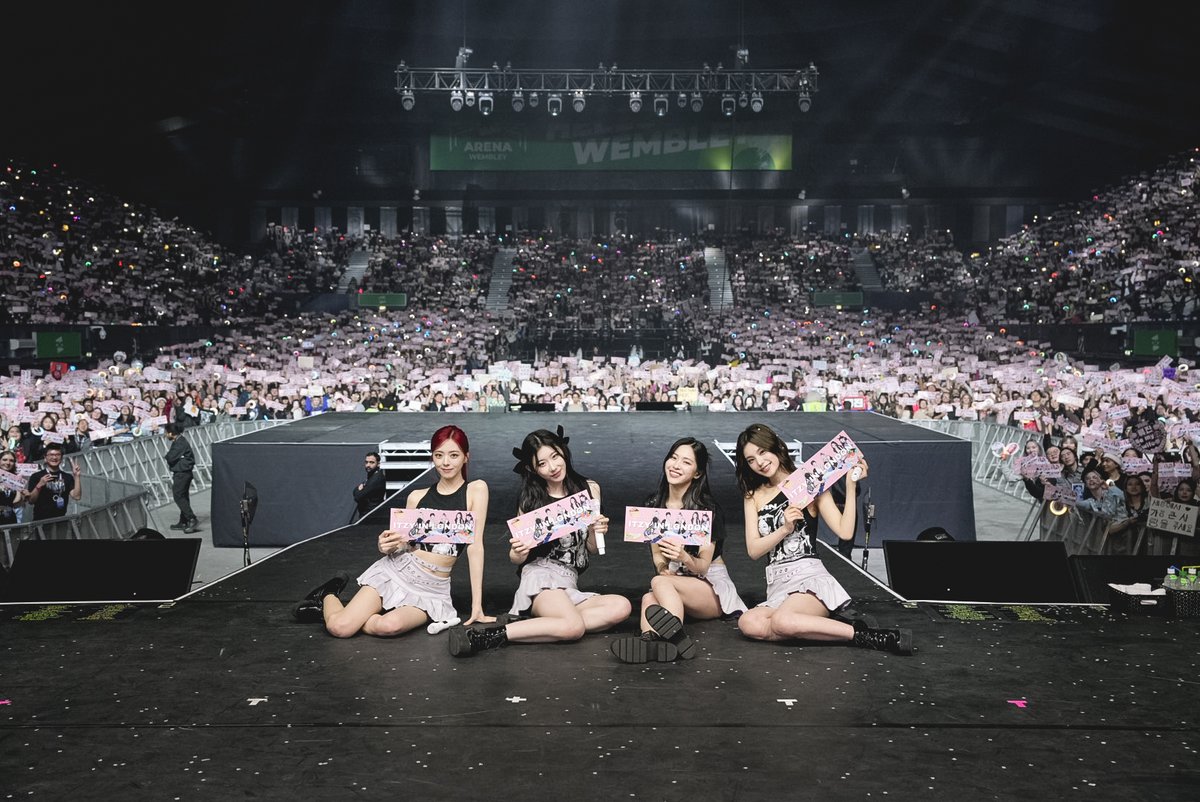 ITZYofficial's tweet photo. ITZY 2ND WORLD TOUR <BORN TO BE> in #LONDON

ITZY💗MIDZY IN LONDON
We be chillin' chillin' all day

#ITZY #MIDZY @ITZYofficial
#ITZY_BORNTOBE 
#ITZY_WORLD_TOUR https://t.co/UiHBSNm0Ri
