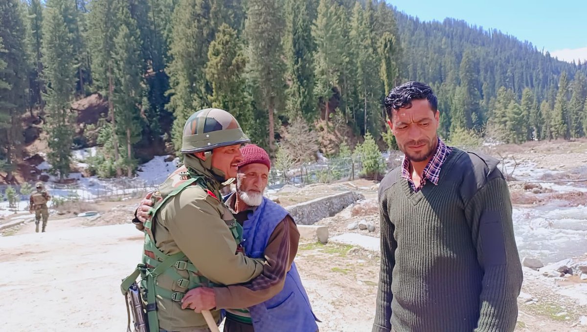 #IndianArmy organised a Khairiyat Patrol at Bagtore village aimed to strengthen communal bonds, boost morale, enhance security measures and understand the impending #problems of the locals.
#الديوان_الملكي #MOONLIGHT #SB19 #Binance #earthquake #flooding #물가의밤 #ซ่องonexอิงฟ้า