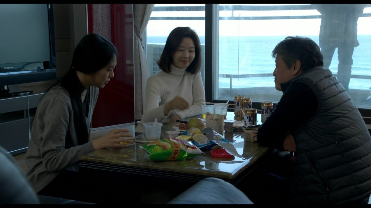 jadeincinema's tweet photo. In On the Beach at Night Alone (2017), we see Young-hee and her friends eating lunch together. However, there is a mysterious man behind them. Who was this man? What was his purpose in the movie? How did his presence further or impact the narrative? 

1:12:34 https://t.co/ZIkvfjp9VK