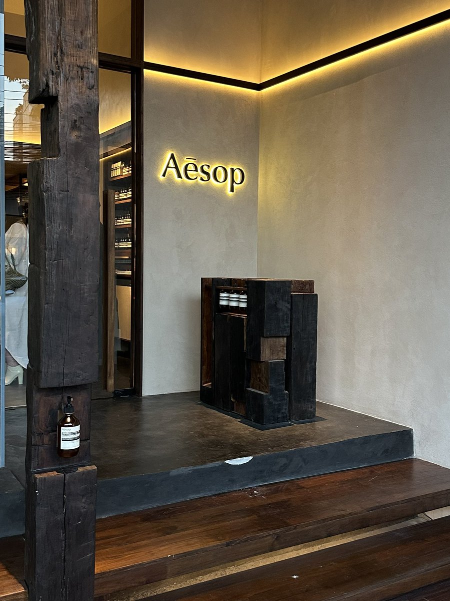 kajornfurst's tweet photo. Aesop Thailand เค้ากลับมาแล้ววว จัดเต็มขนกันมาทุกไลน์โปรดักส์ มีครบตั้งแต่หัวจรดเท้าไปจนถึงของใช้ในบ้านและผลิตภัณฑ์ของน้องหมาน้องแมว พุ่งตัวไปเลยที่ ทองหล่อ 13 #AesopThailand #AesopSkincare #LetsHoparound https://t.co/LYfEPeCEPb