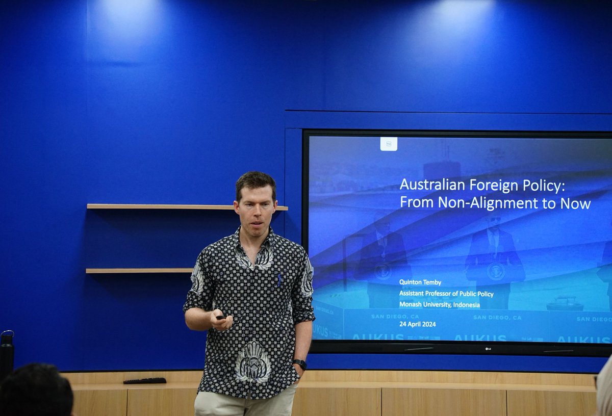Photo file: taken after @fossuiii Brownbag Seminar Series #47 by Dr Quinton Temby @qtemb @MonashUni Indonesia, on interesting topic of 'Australian Foreign Policy from Non-align to now' (24.04.2024). It is a provoking idea to argue that Australian FP was a kind of 'non-align'