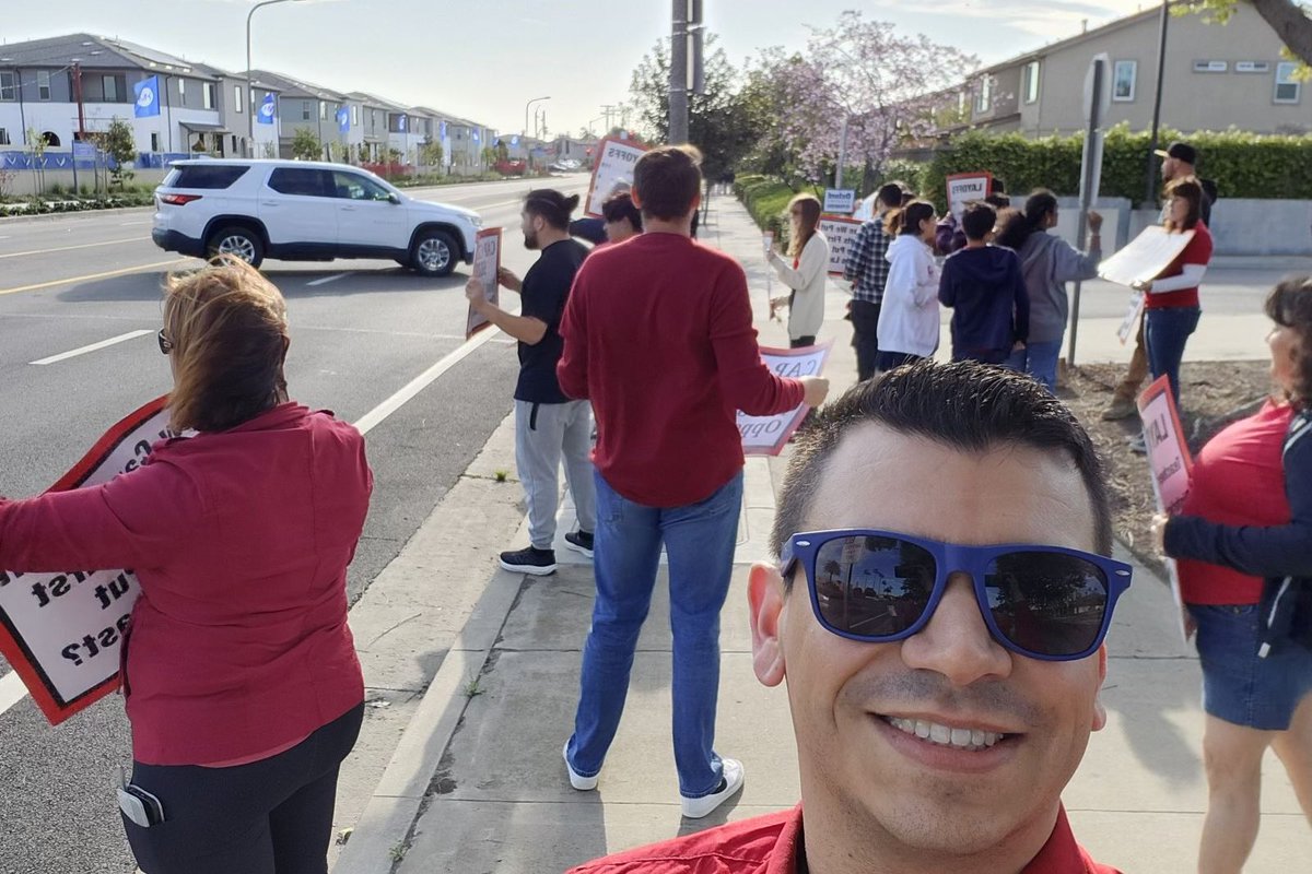 ASTAAnaheim's tweet photo. Students, families, and community members rallied in support of teachers during tonight’s Oxford Academy Open House. ASTA continues to be grateful for the strength of our community during this difficult time.
#WeAreASTA #PutStudentsFirst #NoTeachersNoFuture #RedForEd https://t.co/yIhSN7dciE