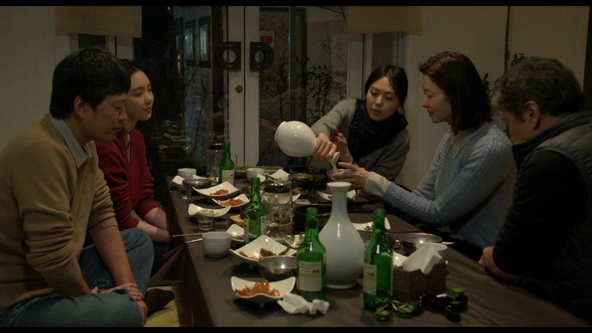 jadeincinema's tweet photo. In On the Beach at Night Alone (2017), Young-hee &amp; her friends enjoy dinner together. The director uses a tight frame to portray this gathering, &amp; I have noticed that multiple other films do this as well. What is the significance of using a tight frame for dinner scenes? 

50:03 https://t.co/TsvwpqETeE