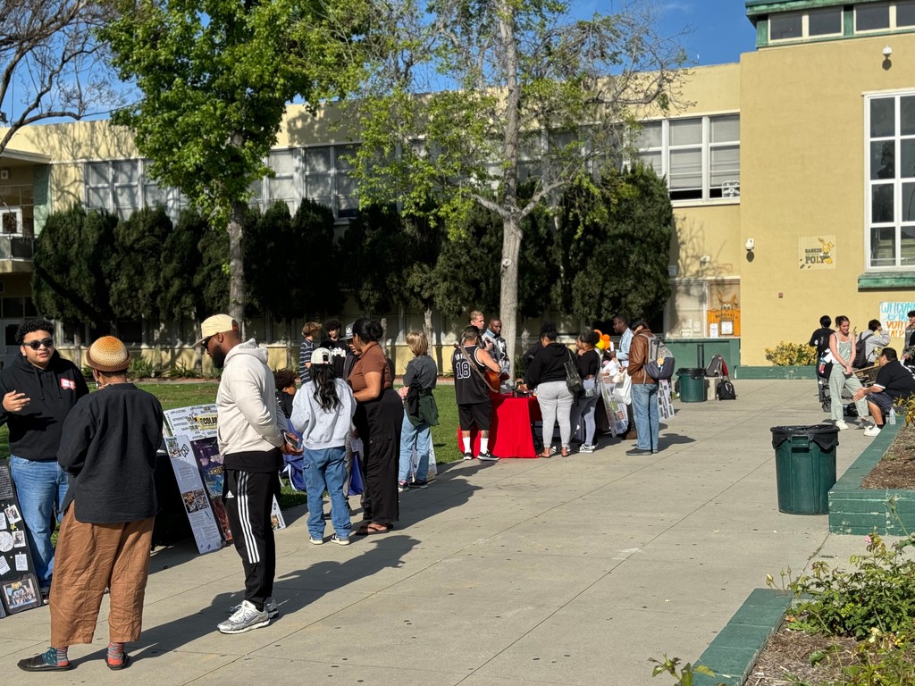 DrJoniLBC's tweet photo. #TeamD9 was excited to have been part of the Youth Power Long Beach Voter Fair today! It was incredible to see so many young voices coming together to learn about civic engagement, how to support small businesses, and the power of voting. https://t.co/T642LfJrrr