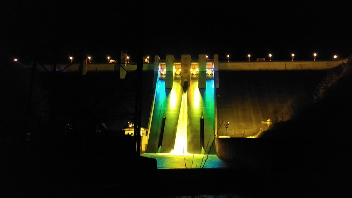 【 来てみて！ 】 #浅瀬石川ダム は #春のライトアップ を実施中です。 オリフィスゲートからの放流とライトアップを同時に見ることが出来ますよ♪ ［浅瀬石川ダムライトアップ期間］令和6年4月13日(土)～5月6日(月) ［時間］19:00～21:00 ＃水しごと