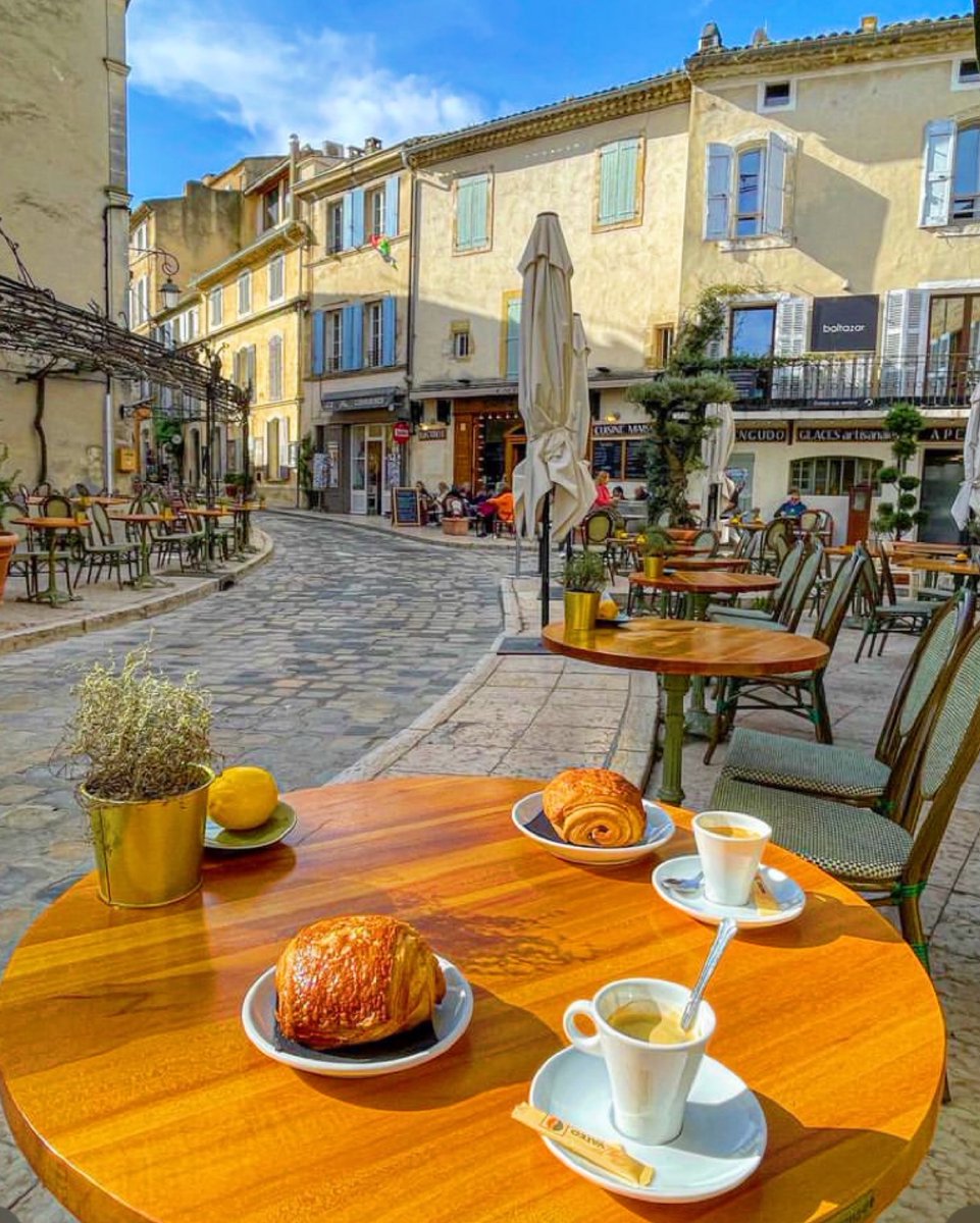 🇫🇷フランスの朝食☕️定番
パン・オ・ショコラとカフェ

渡仏して最初の頃は新鮮で好きでしたが、やはり日本人🇯🇵家では朝は味噌汁と納豆、卵🥚を毎日、食べています

南仏で無農薬の手作り納豆を作っているフランス人の方がいるので助かっています。ただ高いですが健康には変えられません(150g,700円位)