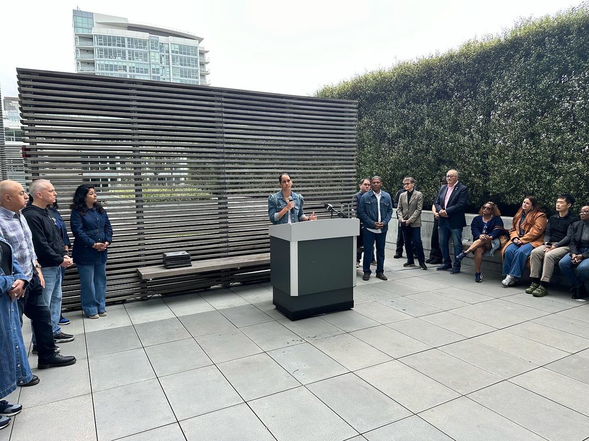 On #DenimDay, we joined @SFPD to support survivors of sexual violence + spread awareness. The SFPD recognized ADA Melissa Demetral, DA Investigator Rich Niven, Victim Advocates Abigail Cordova, Cindy Pelayo & Gabriela Bayol for supporting victims & survivors of sexual violence.