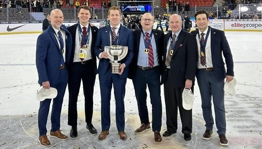 Denver's Carle returning as head coach of 2025 U.S. National Junior Team, also bringing back entire staff from 2024 gold medal-winning squad - uscho.com/2024/04/24/den…