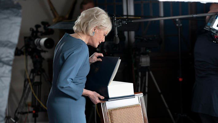 The stack of paper Trump shows outside court is probably as blank as the healthcare folder Kayleigh McEnany shared with Lesley Stahl on 60 Minutes 🙄
#DonTheCon #TrumpLies #TrumpIsALiar #TrumpTrial #TrumpTrials