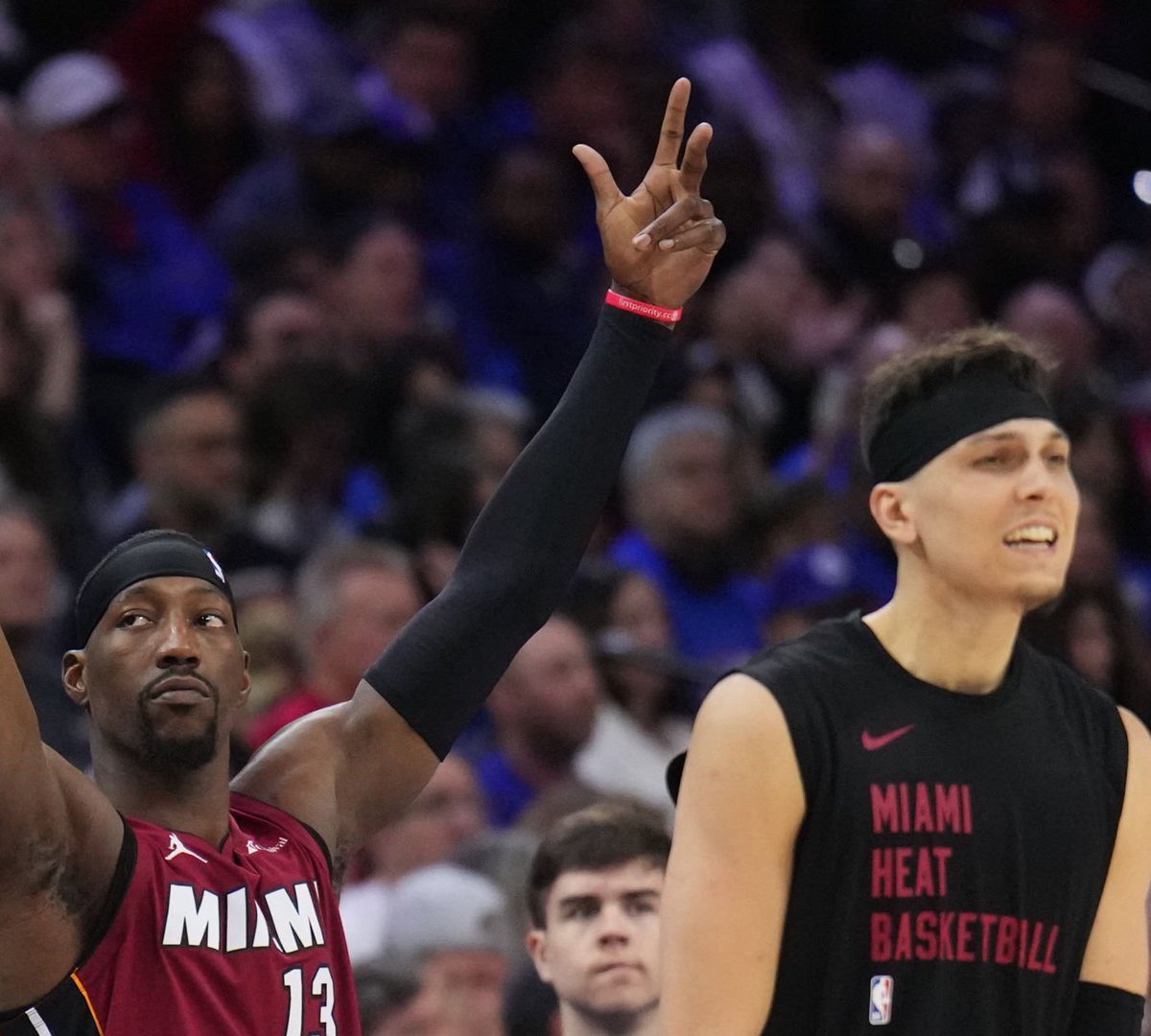 TheDunkCentral's tweet photo. The Miami Heat just tied the series 😳 https://t.co/jOIgfCnvFz