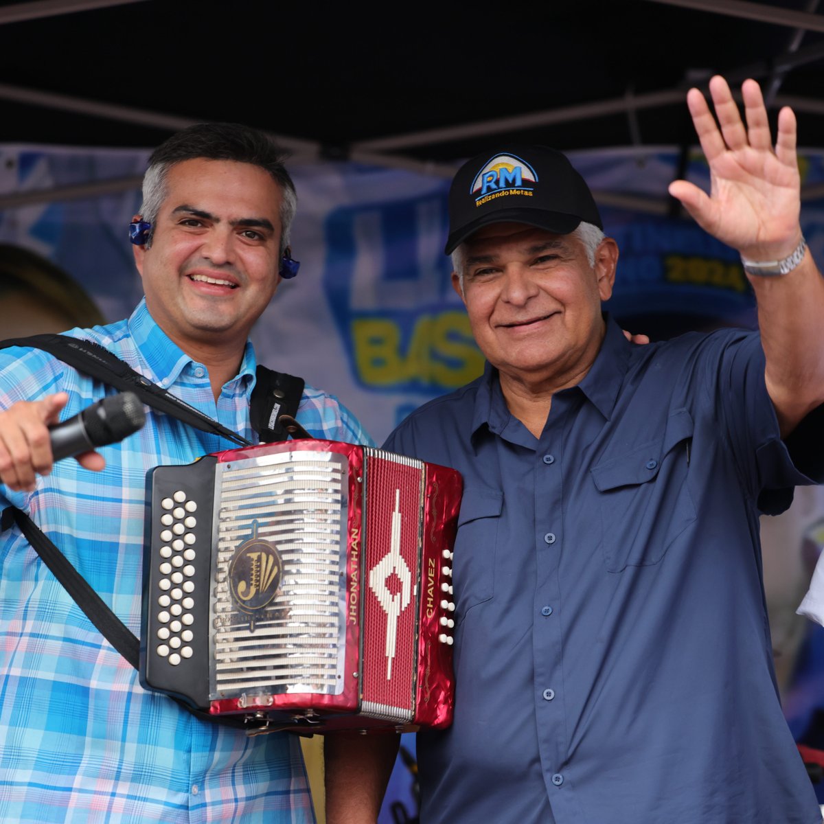 somosrmpa's tweet photo. «Panamá va a tener una economía pujante y tendrá agua abundante»: Mulino

El candidato presidencial por la alianza de partidos Realizando Metas y Alianza, José Raúl Mulino, recorrió esta tarde La Chorrera donde reiteró prosperidad y grandes obras para esta comunidad como la extensión del Metro de Panamá, la culminación del viaducto de La Pesa, y la construcción de la potabilizadora de La Arenosa que dará solución al problema de falta de agua potable a todo Panamá Oeste.

Mulino, junto a simpatizantes y candidatos de RM y Alianza, dijo que en su Gobierno La Chorrera y Arraiján dejarán el estatus de una ciudad dormitorio y de grandes barriadas sin agua potable. Participaron Lilia Batista actual diputada y actual candidata, Abdiel Medina candidato a alcalde, así como candidatos a representantes.

«Le daremos prioridad a la conclusión de todas estas obras pendientes que ayudarán a acercar en tiempo la Ciudad de Panamá con las comunidades de La Chorrera, y lo que le dará una mejor calidad de vida a sus residentes», comentó Mulino quien también se refirió al regreso de las Jumbo tiendas para llevarle a los panameños alimentos de calidad a bajos precios, como se hizo con éxito en el gobierno de Ricardo Martinelli.

Dijo que será una forma de ayudar a los productores locales comprándole su cosecha y de comercializar el producto a través de una red de Jumbo Tientas pata que llegue al precio de costo.

«Esta es una forma de llevarle Chen Chen al pueblo como prometí junto a Ricardo Martinelli, porque ya lo hicimos y se volverá a hacer mejor», dijo el candidato presidencial.

A ello se suman otras propuestas con el objetivo de regresarle los buenos tiempos económicos al panameño, entre ellos el mayor programa de primer empleo, el proyecto de la casa del emprendedor, y financiamiento blando para la agricultora. Esto último, que La Chorrera representa una de las principales zonas dedicadas a la agroexportación, siendo la piña el producto estrella.

Mulino reiteró a los presentes que el 5 de mayo vayan a cuidar ese voto: «vamos a ganar con votos y no se dejen engañar o es 6 o es 7, uno de los dos, no las 2. Vayan a votar y regresen al colegio a contar esos votos».