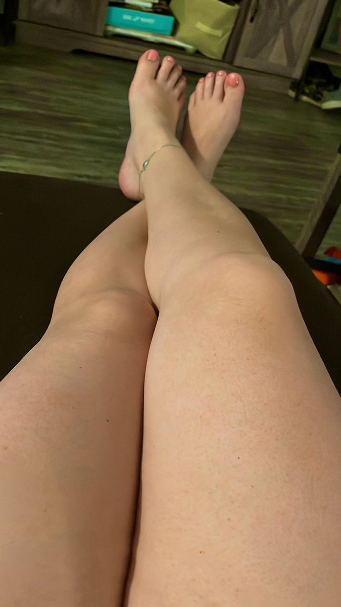 Fresh polish on my perfect sexy toes 

You love my sexy feet