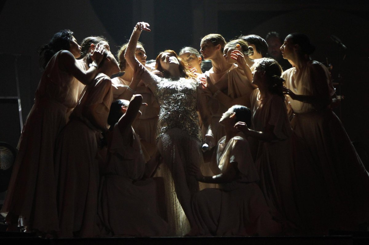 florence welch performing at the brit awards, 2012.