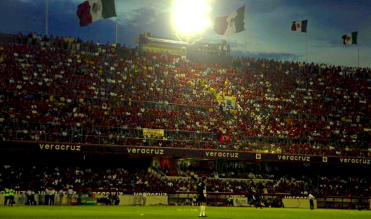 MXESTADIOS's tweet photo. Esas noches en el Estadio Pirata Fuente.
#Veracruz https://t.co/lnlQO4mpqV