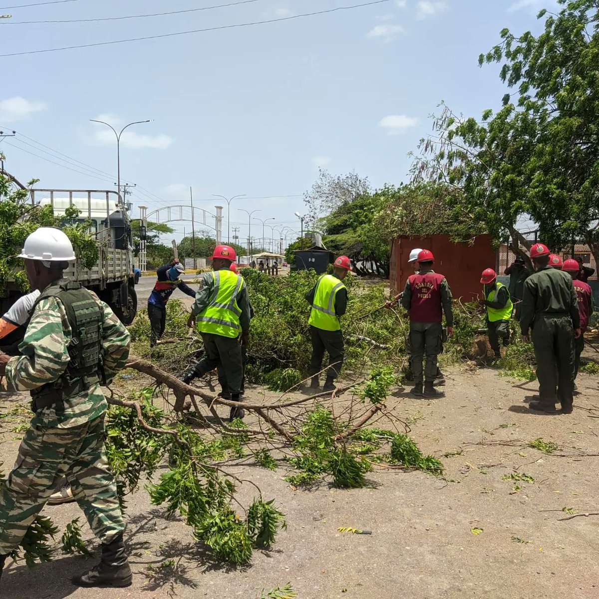 GMBNBT_Falcon's tweet photo. Siguen las #Bricomiles activas en esta oportunidad en la EPB. Mene Grande ubicada en la Av El Periodista con Rafael González del Municipio Carirubana, realizando trabajo de limpieza y desmalezamiento de sus áreas.
¡Seguimos avanzando!
-
@nicolasmaduro
@delcyrodriguezv https://t.co/8LG6K4EsIE