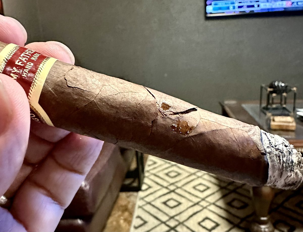 BubbaCigarGuy's tweet photo. Ok… help a Cigar Bubba… what causes this - rarely experience this type of wrapper cracking #DonPeppin #cigar Bought at a local lounge - they offered to replace, but it was still”smokable.” It did man I had to take more care how I held/smoked it. #helpabroout https://t.co/JWS7bVKjfE