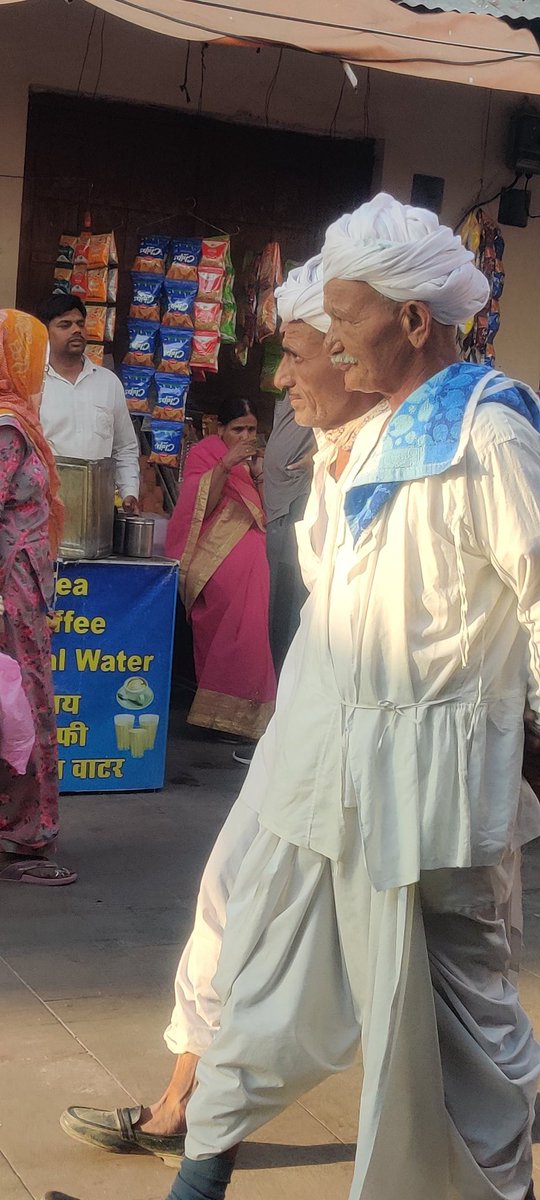 jai_GAdv's tweet photo. Men from Rajasthan on a pilgrimage to Brahma temple in Pushkar https://t.co/XR0MZS2tnW