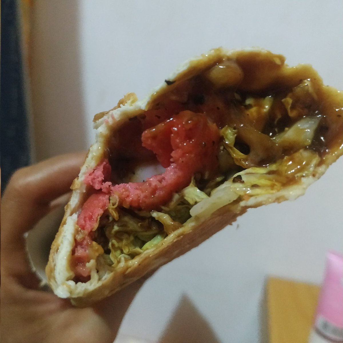 Latepost... Kelupaan mereview kebab. 
Sukak bgt beli enih tuh besar bgt anjayy isiannya full
Ya krna aku pesen yg jumbo sih+saus blackpaper. 
Tp ini murah 23k
Klo saus biasa 19k yg jumbo 😗