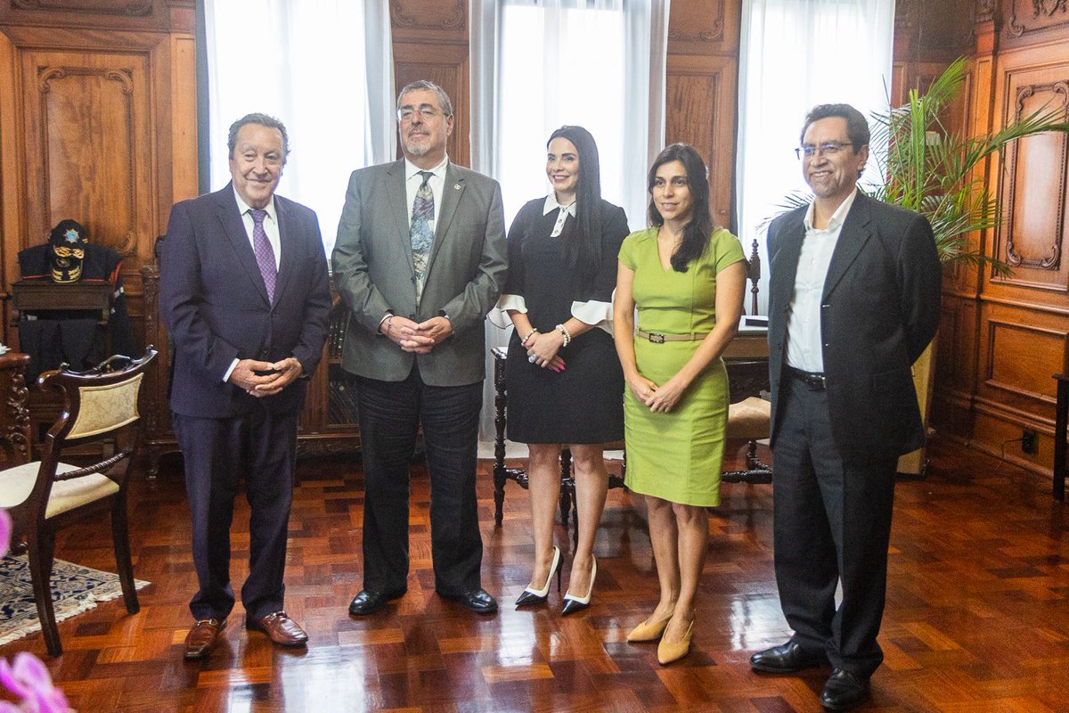 Queremos que más cosas buenas pasen en Guatemala y Centroamérica. ¡Seguimos trabajando para que sucedan! Expusimos al Presidente @BarevalodeLeon las iniciativas por la paz, democracia, ecodesarrollo e integración para sumar esfuerzos. #PaísDeOportunidades #RegiónDeOportunidades