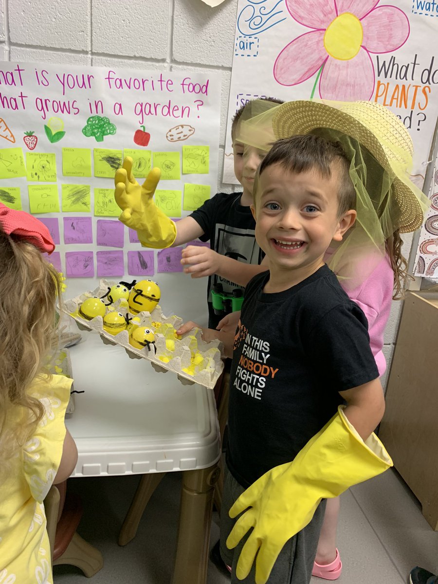 MPreschoolers's tweet photo. Our little bee keepers are enjoying the insect study!! They are taking care of the bees and getting lots of yummy honey! 🐝🐝🐝🐝 #bees #littlezeps #gozeps #dramaticplay https://t.co/PbItEeMxlV