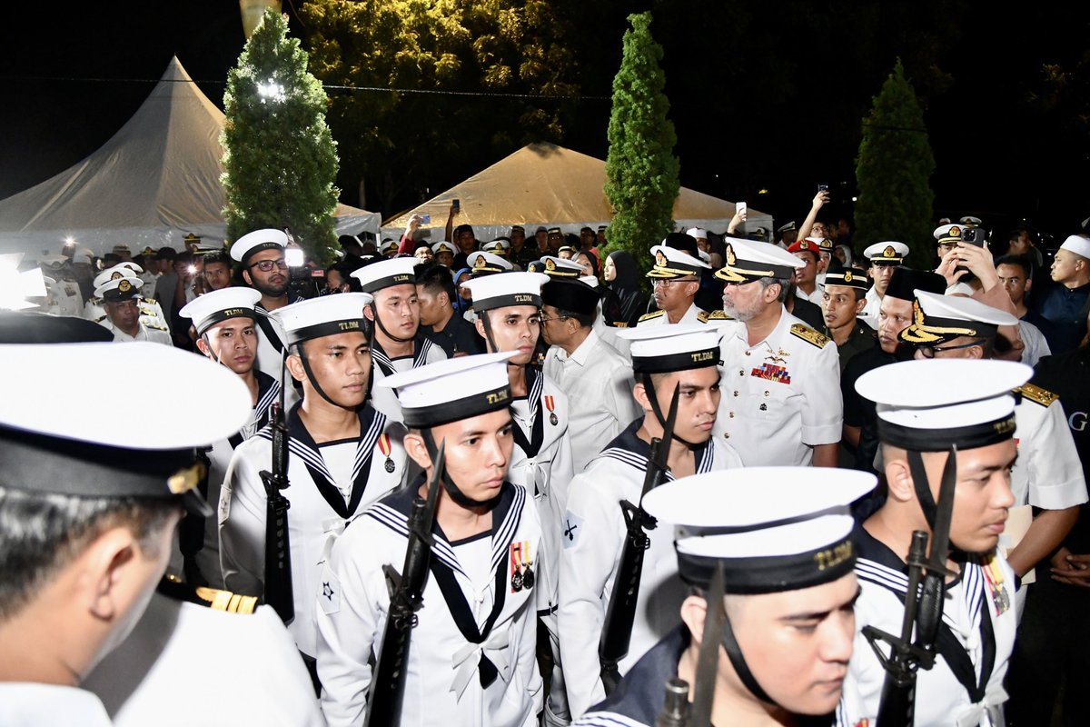 Memberikan penghormatan terakhir kepada salah seorang daripada 10 wira negara yang telah pergi meninggalkan kita semalam, dalam satu insiden yang cukup mendukacitakan. Istiadat pengebumian telah disempurnakan mengikut tradisi Tentera Laut Diraja Malaysia (TLDM). Leftenan…