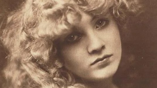 Silent film star Mary Miles Minter was #BornOnThisDay April 25, 1902. In 1922, involved in a scandal surrounding the murder of film director William Taylor, her career was tarnished, ending in 1923. The murder of Taylor remains unsolved. Minter passed in 1984 (age 82) #RIP #BOTD