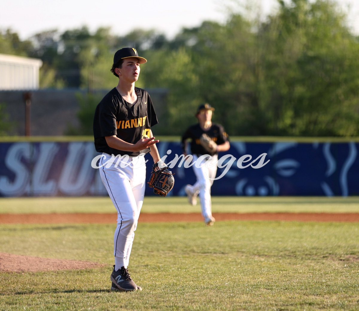 “The Blue Few” The Vianney Golden Griffins delay the MCC outright title to the SLUH Jr. Bills, defeating them 6-1 today in Sheridan Stadium! Big rematch set for tomorrow at Vianney! @vianneygriffins @VianneyBaseball @SLUHAthletics @SLUHBASEBALL @sluhjrbills @PrepBaseballMO #MCC