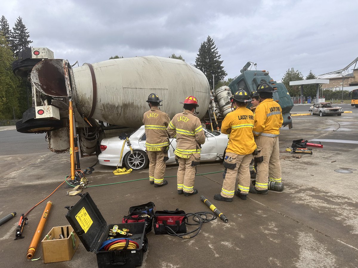 LaceyFireDist3's tweet photo. E31/TK31 crews training today with our @Paratech_Inc struts stabilizing heavy vehicles.
“Life-long learning is what prepares us for our future. Every day MUST BE a learning day and should be conducted as if lives depend on its success, because they do”… That’s the #LFD3Way https://t.co/eYcVHW6t53