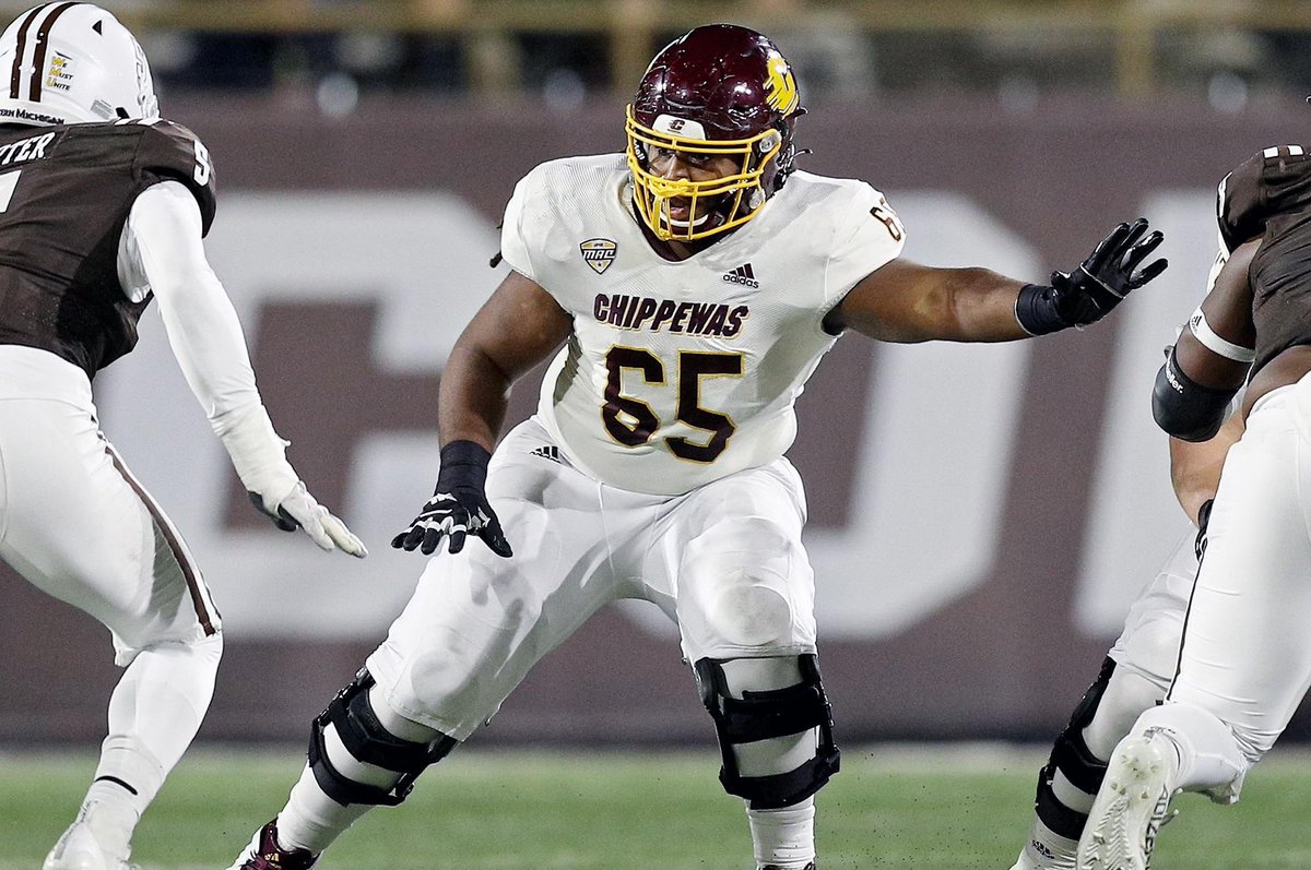CMU offensive lineman Deiyantei Powell-Woods has interest from the #Dolphins, #Cardinals, #Packers, #Jaguars, source says. 2023 allowed ZERO sacks, 35th/200 PFF pass-blocking grade. Impressive numbers. 10 yards split: 1.75 3-Cone: 7.52 Vert: 31 Broad: 8.5