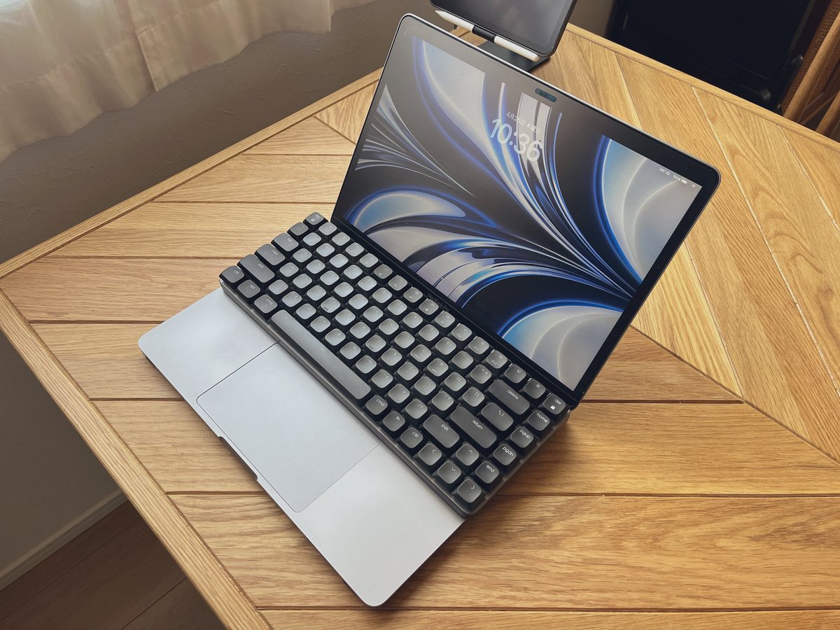 kd_dgnexus's tweet image. MacBook Pro(M1)のキーボードの上にSM1を置いてみたらシンデレラフィットした！底面のスタンドを立てなくてもキーボードと干渉しないし、立てる場合はタッチバーとフレームの溝にフィットするからめっちゃ使いやすい‼︎Typestics欲しいなーと思ってチェックしてたけど、買わないで良さそう笑
#SATECHI