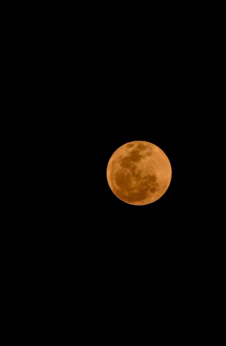 Brapiz's tweet photo. Contemplar la Luna es contemplar a quien llevas en tu alma y corazón... https://t.co/yoaWXz8Ko0