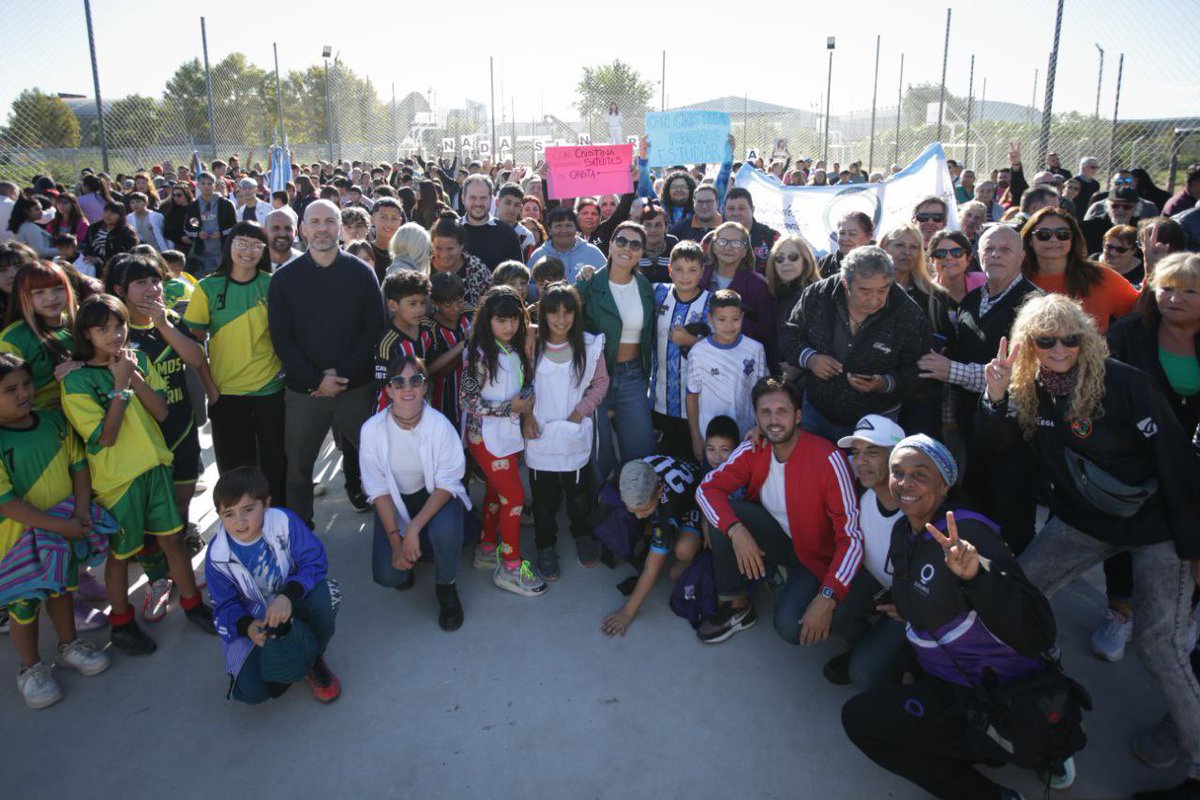 En Quilmes (Bernal Oeste) tenemos Polideportivo nuevo. Se llama "Cristina Corazón" y tiene un mural de La Jefa y Diegote. En las malas, mucho más.