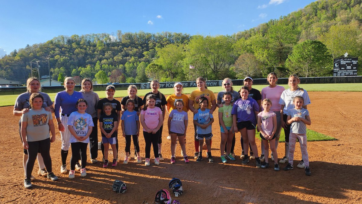 THIS is how you recruit at 1A public schools! You bring in the 8U's to practice with your Varsity and the team becomes part of something bigger than themselves! 'No woman stands so tall as when she stoops to help a child!' So PROUD of this selfless team!! ❤️🥎
#MUDITA
#STARTSMALL