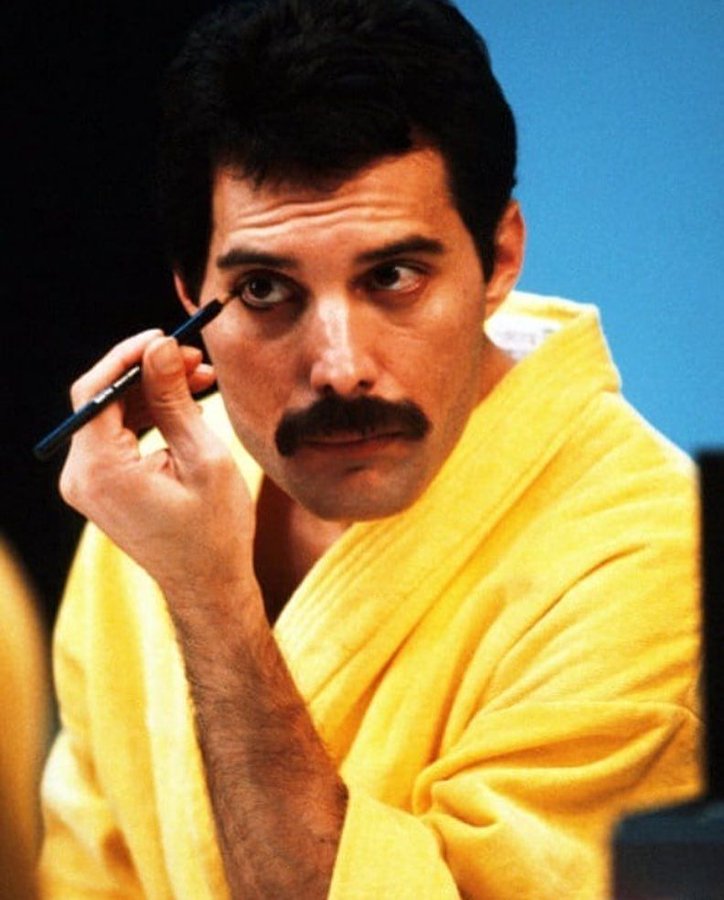 Freddie Mercury backstage, 1981. Photo by Neal Preston