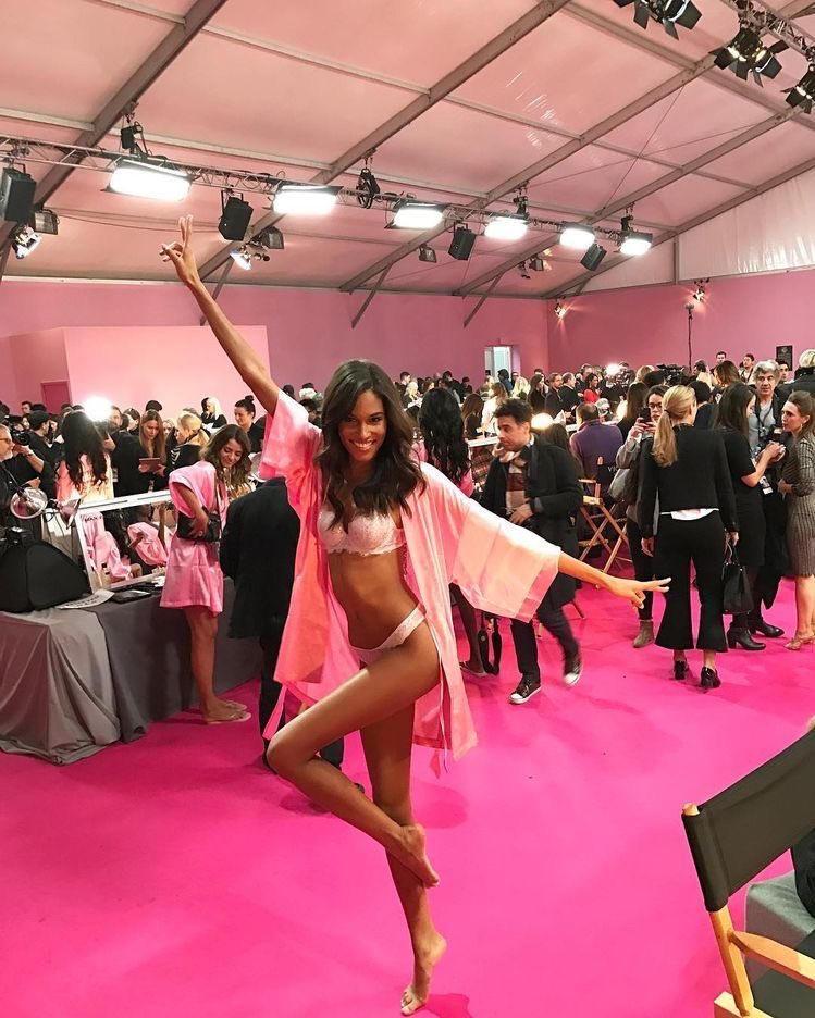 yslskinny2's tweet photo. All of the Black Victoria’s Secret Angels 👼🏾🎀🪽

Although there weren’t many, I’m still glad there were any 😭🙌🏾 at the end are some notable mentions to black VS models in general 🤍 https://t.co/yg9RpU5nFL
