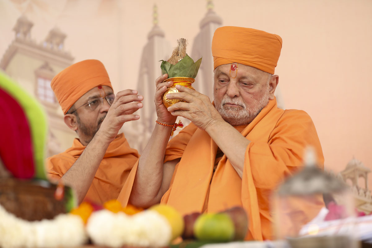 Vedic Shilanyas Ceremony of BAPS Shri Swaminarayan Mandir, Panchkula, Haryana, India gfrc6.app.goo.gl/EtME