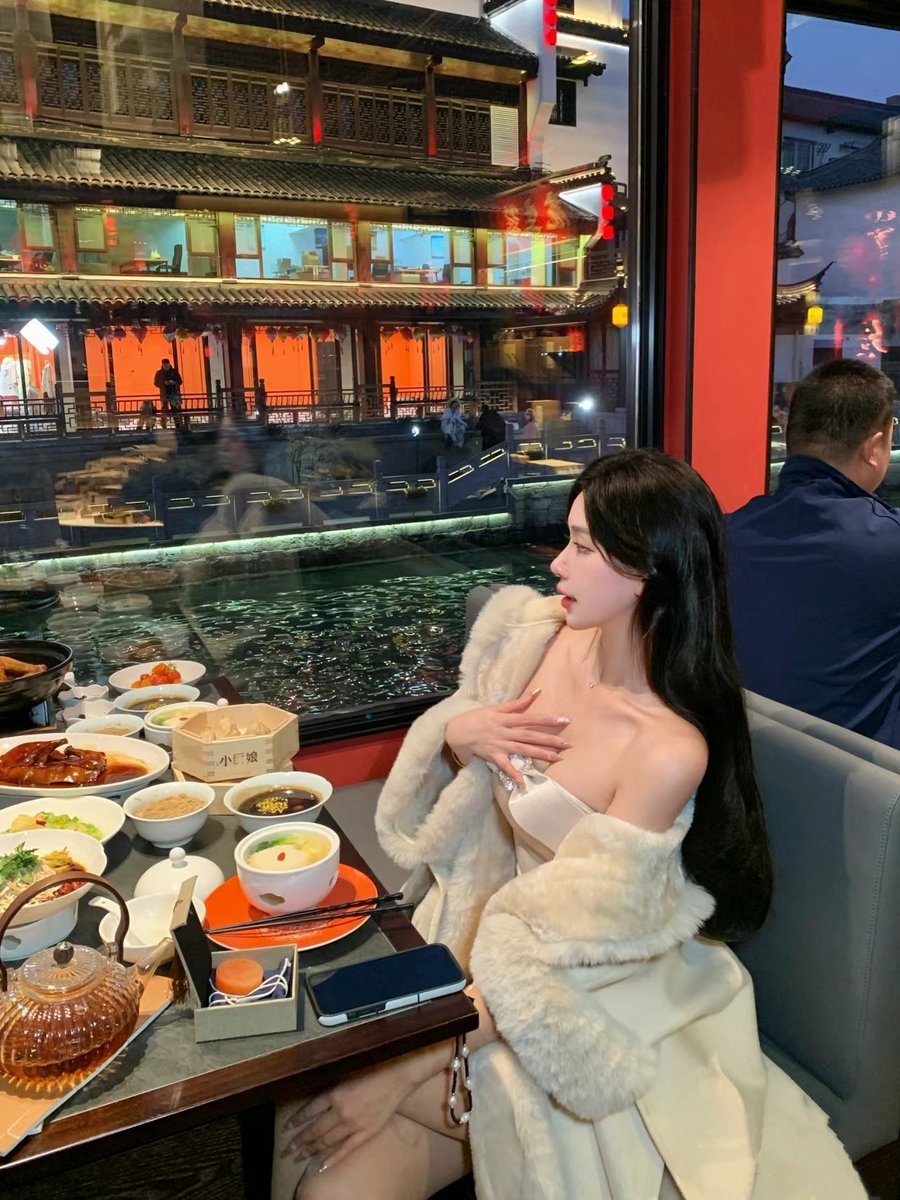 闺蜜的夜游南京秦淮河
有人告诉我
南京真的有这么美吗？ https://t.co/KsatNbTDLQ