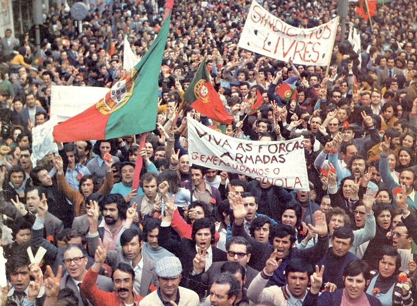 🥀 Les Portugais, les œillets, Salgueiro Maia. Il y a 50 ans, c’est tout un pays qui se défaisait de presque autant d’années de dictature. Un soulèvement militaire puis populaire qui permet au Portugal de s’ouvrir et de rompre avec la politique sanglante des guerres coloniales.