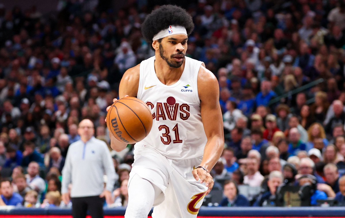 UnderdogSA1's tweet image. Jarrett Allen over 11.5 rebounds (-140 ESPN)

- hit in 4/L5 with the starting 5 active
- hit in 2/L3 vs the magic with the starting 5 active
- ive seen enough to take his boards. 18 &amp;amp; 20 rebounds is insane. The magic have no answer for him on the glass

📊@propsdotcash
