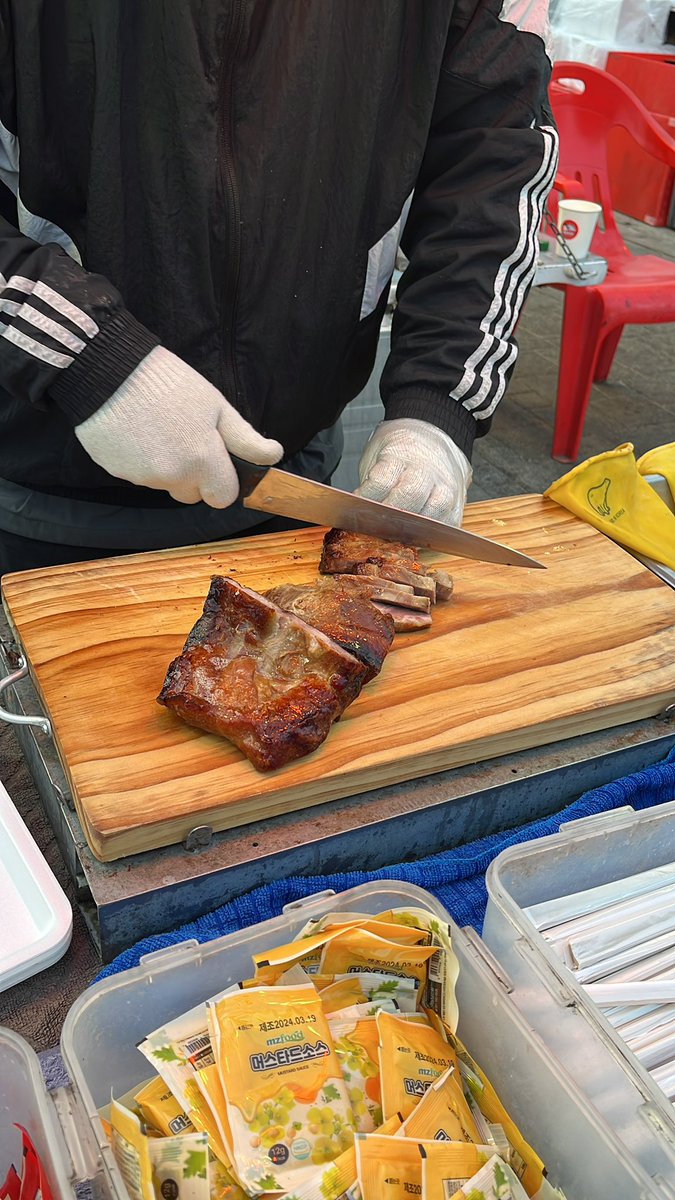 Padoinkorea's tweet photo. นอกจากนั่งกินรามยอนที่แม่น้ำฮันแล้ว 🍖ป้าแนะนำให้สั่งคอหมูย่างมากินคู่กัน มันดีมากทุกคนนน สั่งแบบไม่คาดหวังแต่ดันอร่อยเฉย เนื้อนุ่มหอมกลิ่นรมควันยิ่งจิ้มกินกับเกลือหรือมัสตาร์ดก็คือดาเบส ราคา 16,000₩ ได้หมูมาทั้งเส้น ร้านคุณลุงขายอยู่ตรง 7-11 เลย #รีวิวเกาหลี #ป้าโดอินโคเรีย 

📌เดี๋ยวแปะพิกัดเพิ่มให้ตรง 7-11 น้า [NAVER Map]
7-eleven Yeouido Hangang No. 2 Branch
서울 영등포구 여의동로 343 1층
https://t.co/XmNtHncw0d